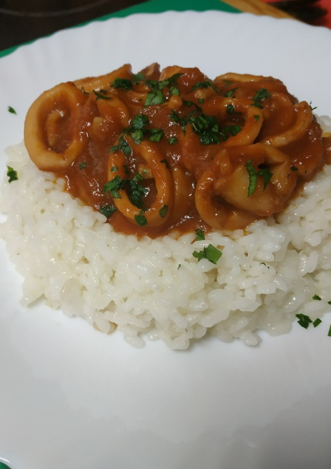 Una foto de Calamares en salsa americana con arroz