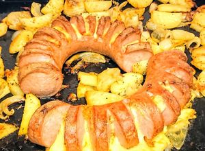 Svéd 🇸🇪 Hagyományos tepsis krinolin "Ugnstekt falukorv" recept fotója
