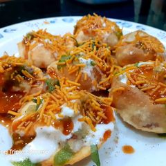 A picture of Dahi puri Chat Bihari eshtyle.