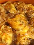Alones de pollo con salsa de cebolla y laurel
