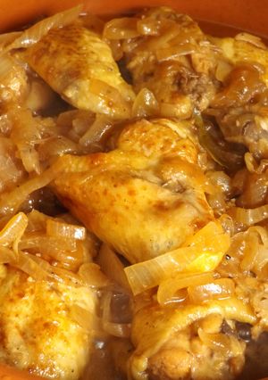 Una foto de Alones de pollo con salsa de cebolla y laurel