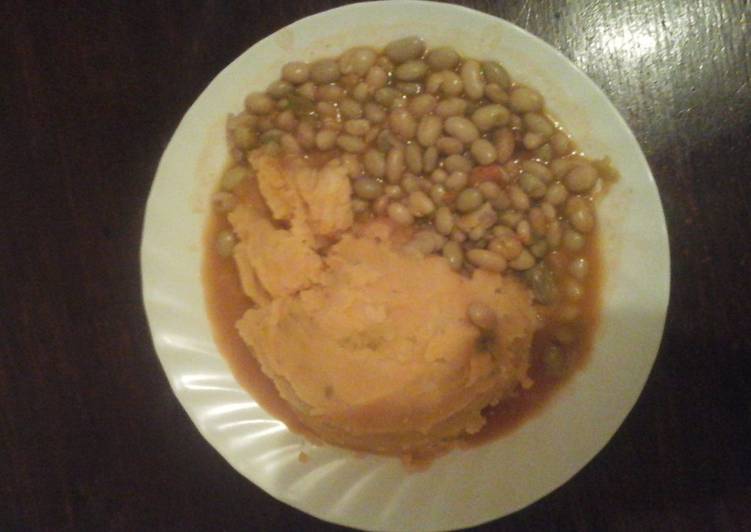 Mashed potatoes with stewed beans