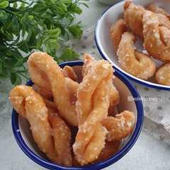 A picture of UNTIR GULA (KUE ANGKA 8 KUE KEPANG KUE PLINTIR KUE TAMBANG).