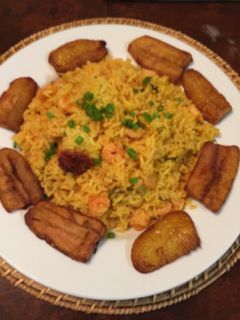 Una foto de Arroz vestido en Camarones, Teñido en Curry y Salpicado en Cerveza