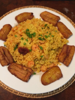 Una foto de Arroz vestido en Camarones, Teñido en Curry y Salpicado en Cerveza