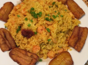 Una foto de Arroz vestido en Camarones, Teñido en Curry y Salpicado en Cerveza