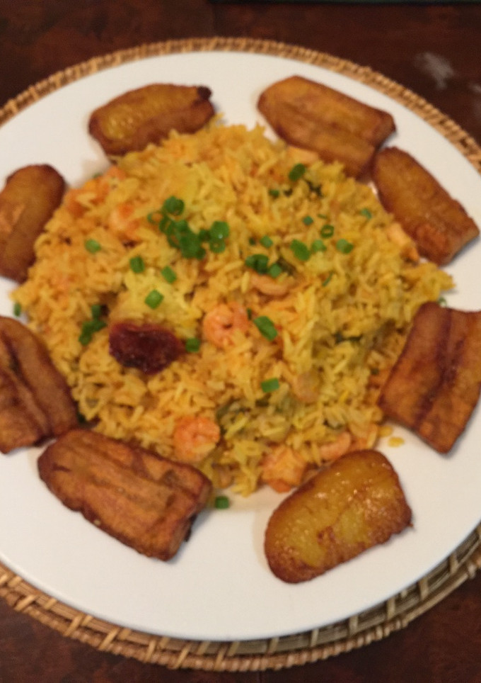 Una foto de Arroz vestido en Camarones, Teñido en Curry y Salpicado en Cerveza