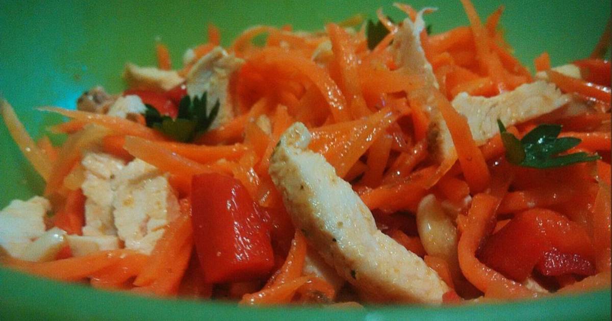 Салат с болгарским перцем и курицей и корейской морковкой. Салат перец курица корейская морковка. Салат с корейской морковью и курицей и болгарским перцем. Салат болгарский перец курица морковка по-корейски.