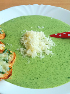 Tejszínes sajtos medvehagyma krémleves🌱🧀 recept fotója