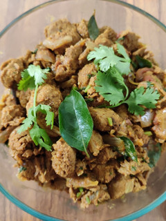 சோயா சன்க்ஸ் சைவ கோழி வறுவல் (Soya chunks saiva koli varuval Recipe in tamil) செய்முறை முக்கிய புகைப்படம்