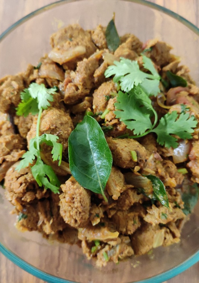 சோயா சன்க்ஸ் சைவ கோழி வறுவல் (Soya chunks saiva koli varuval Recipe in tamil) செய்முறை முக்கிய புகைப்படம்