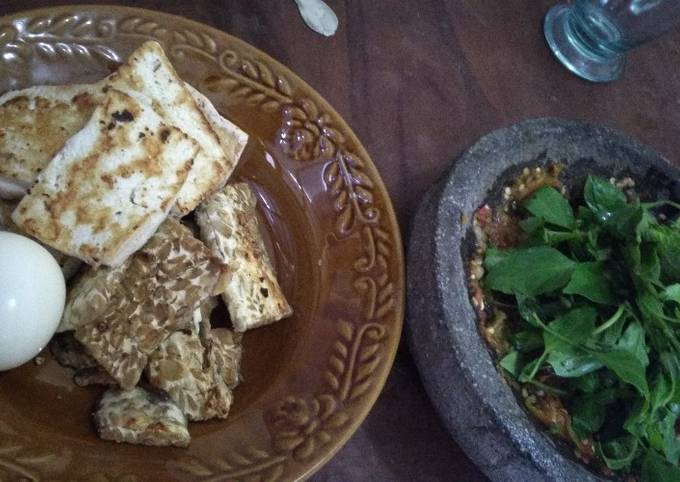 Standar Cara termudah memasak Tempe tahu panggang sambel kemangi (diet) dijamin sedap