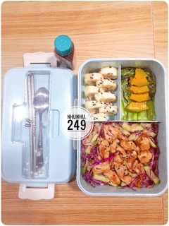 Hình của món Healthy: Salad ức gà - rau củ luộc.