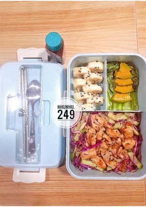 Hình của món Healthy: Salad ức gà - rau củ luộc.
