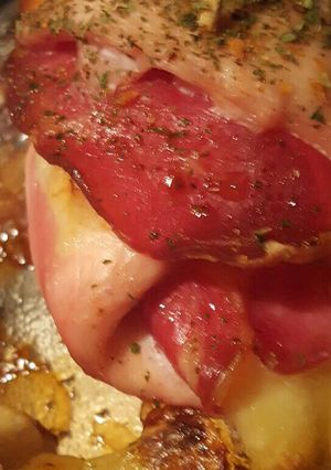 Una foto de Rollitos de pollo, bondiola y queso dambo
