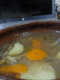 Sopa del caldo de pollo que quedó