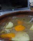 Sopa del caldo de pollo que quedó