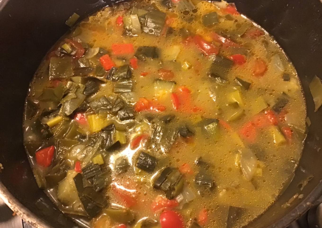 Soupe de poireaux courgettes et poivrons au gingembre