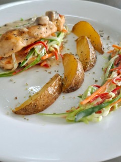 Foto resep Grilled chicken with french fries mix coleslaw salad and veloute sauce