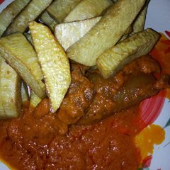 A picture of Fried yam n stew.