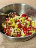 Ensalada del día, con piquillo y atún en escabeche