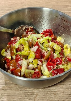Una foto de Ensalada del día, con piquillo y atún en escabeche