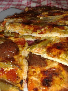 Una foto de Pizza española con queso manchego