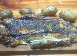 Una foto de Sábalo despinado ahumado en horno de barro con papines rústicos