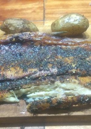 Una foto de Sábalo despinado ahumado en horno de barro con papines rústicos