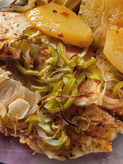 Una foto de Pescado al horno con papas, cebolla y morrón