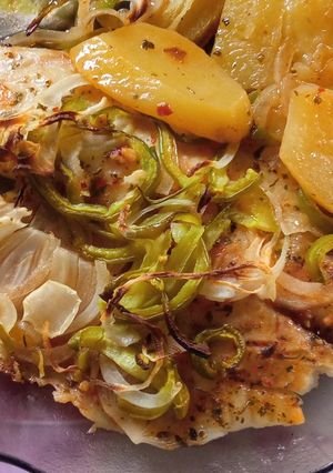 Una foto de Pescado al horno con papas, cebolla y morrón
