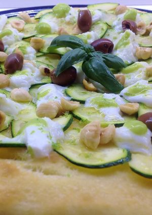 Foto di Focaccia con julienne di zucchine, mozzarella di bufala, nocciole tostate e bottarga