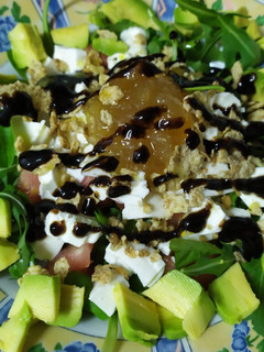 Una foto de Ensalada con queso, aguacate y cabello de ángel