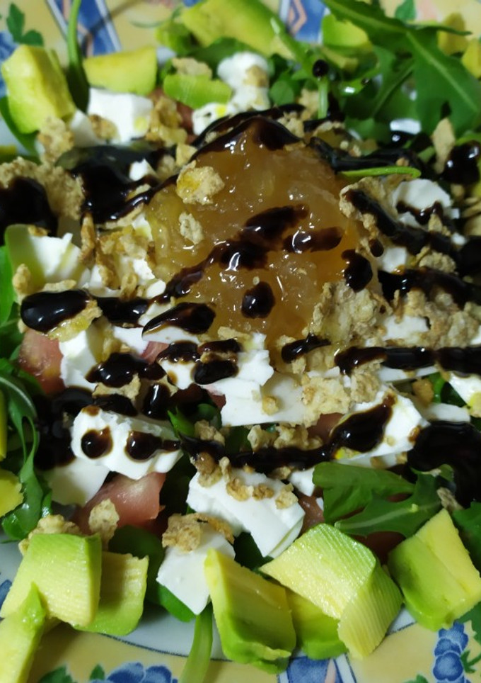 Una foto de Ensalada con queso, aguacate y cabello de ángel