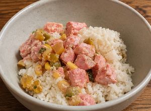 Una foto de Bowl de atún con arroz