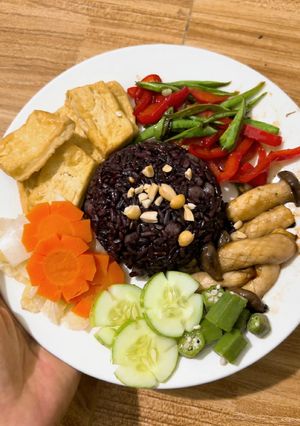 Hình của món Cơm lứt đậu gà rau củ chay.