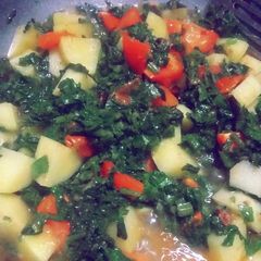 A picture of पालक आलू टमाटर का साग.