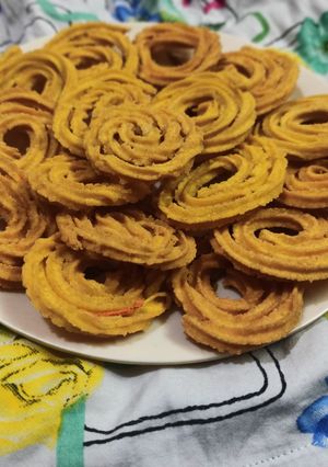 વધેલા ભાત ની ચકરી (Vadhela Bhat Ni Chakari Recipe In Gujarati) રેસીપી મુખ્ય ફોટો