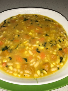Una foto de Porotos blancos con zapallo y choclo