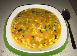 Una foto de Porotos blancos con zapallo y choclo