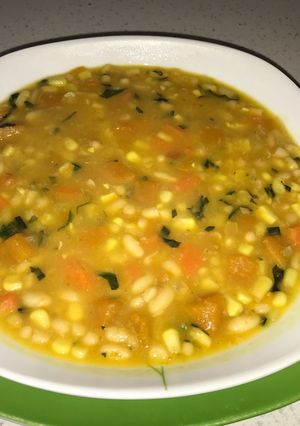 Una foto de Porotos blancos con zapallo y choclo