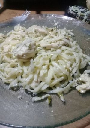 Una foto de Fideos con perejil y pollo cubeteado