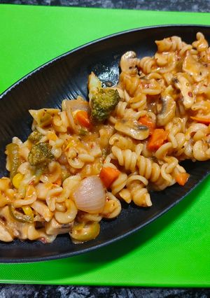 A picture of Fussilli Arrabiata with Broccoli and Mushroom.