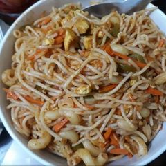 A picture of Chicken and vegetable pasta.