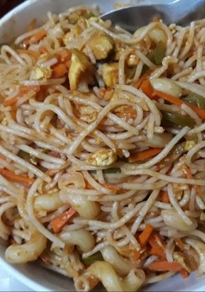 A picture of Chicken and vegetable pasta.