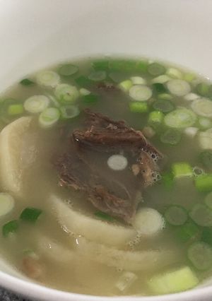 Hình của món Canh xương bò (설렁탕).