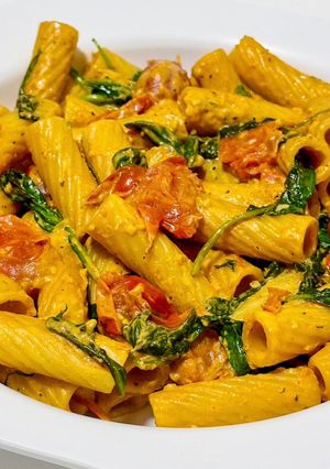 A picture of Tortiglioni in Spicy Roasted Red Pepper Hummus.