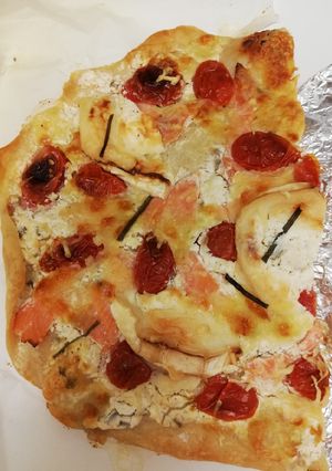 Une photo de Pizza au saumon-fromage