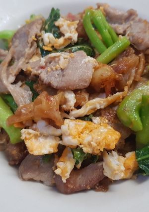 A picture of Stir-Fried Rice Noodle Rolls with Soy Sauce (Pad See Ew Sen Kway Teow Lod).