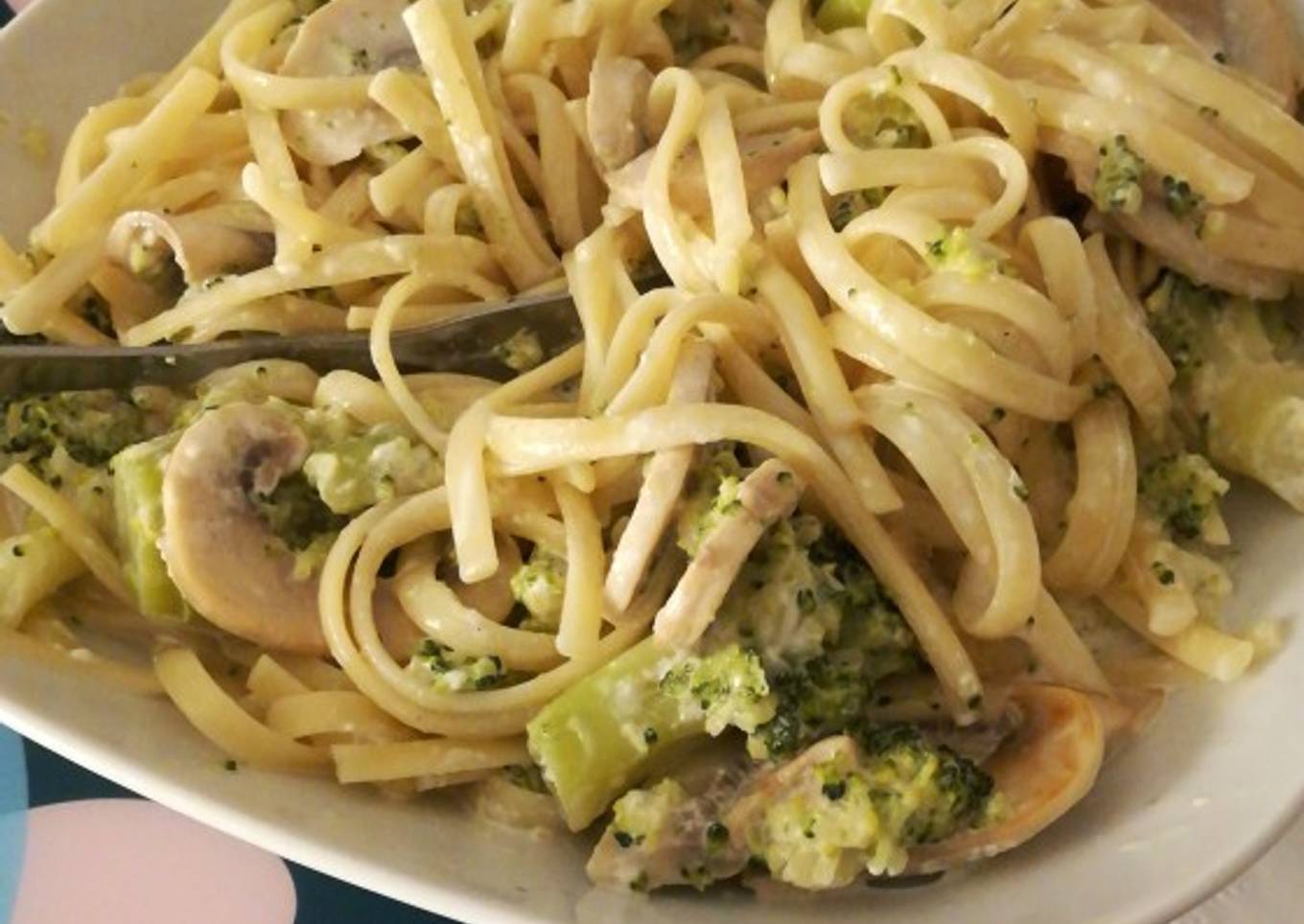 Tallarines con brócoli y champiñones en nata líquida